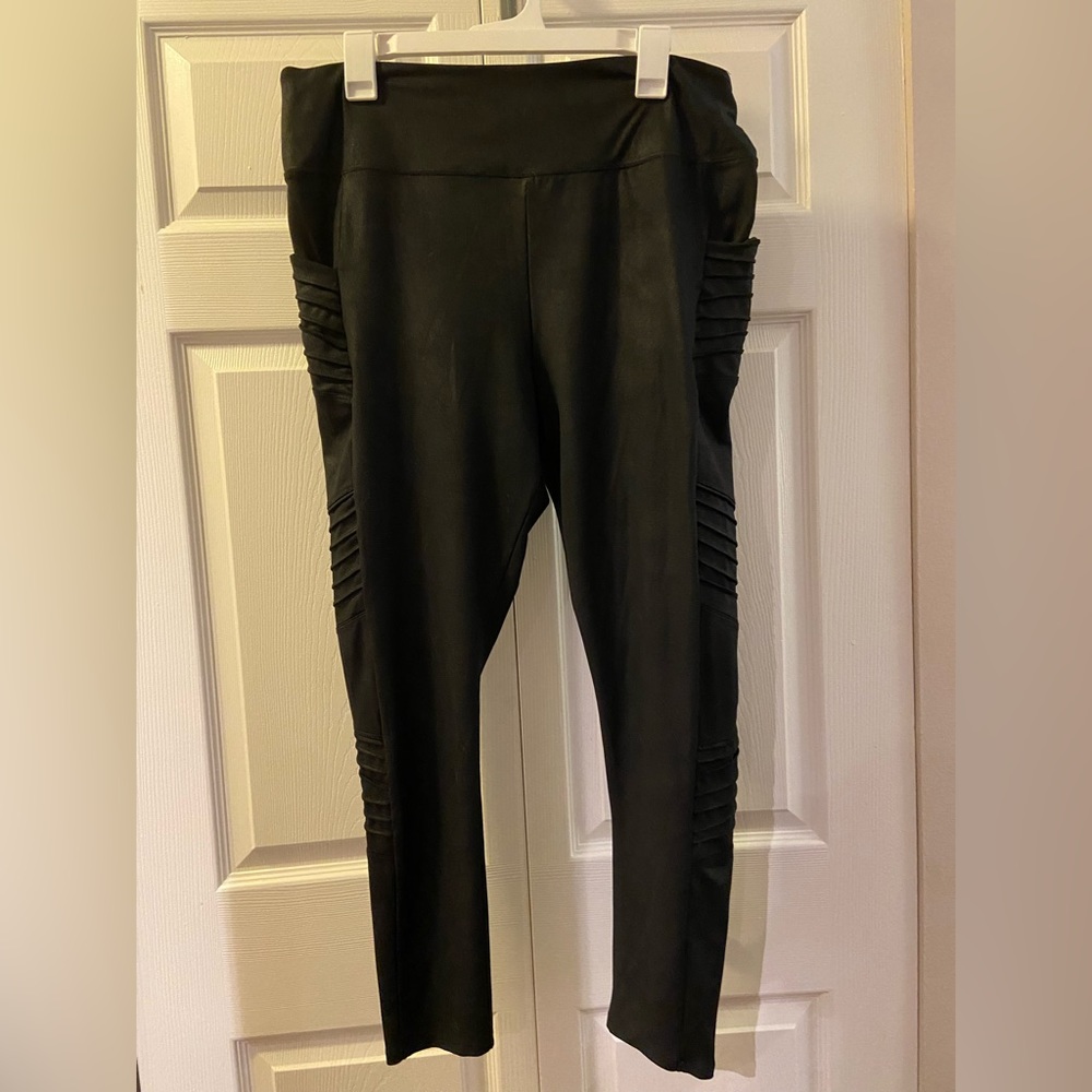 Vera Wang black lightweight leggings. Size XL. Side pockets with cute pattern